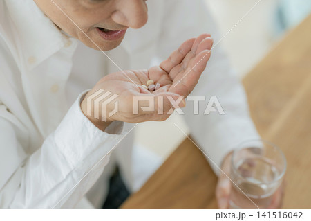 薬を飲む男性 薬を飲む男性 141516042