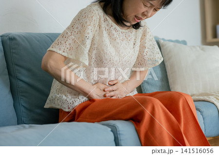 お腹が痛いシニアの女性 お腹が痛いシニアの女性 141516056