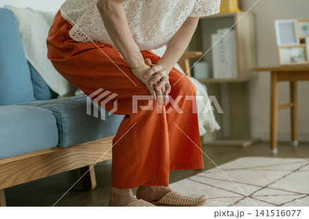 膝が痛いシニア女性 膝が痛いシニア女性 141516077