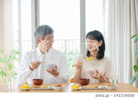 食事をするシニア夫婦 141516080