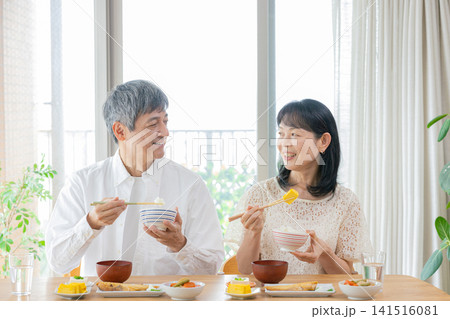 食事をするシニア夫婦 食事をするシニア夫婦 141516081