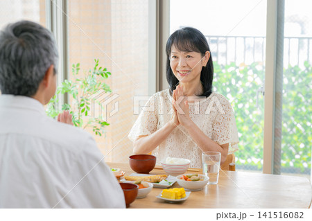 食事をするシニア夫婦 食事をするシニア夫婦 141516082
