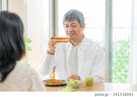 食事をするシニア夫婦 141516091