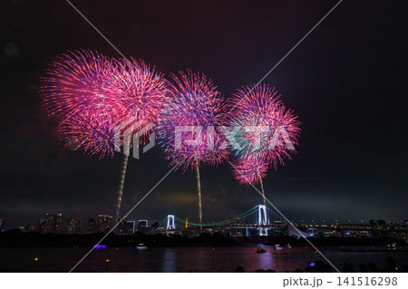 夜空に広がるカラフルなスターマイン 夜空に広がるカラフルなスターマイン 141516298