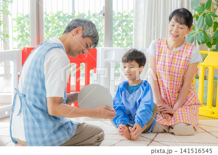 保育園で遊ぶ子供たちと保育士 保育園で遊ぶ子供たちと保育士 141516545