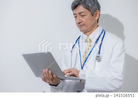 ノートパソコンを持つベテラン医師 ノートパソコンを持つベテラン医師 141516551