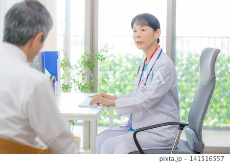 診察する医師 診察する医師 141516557