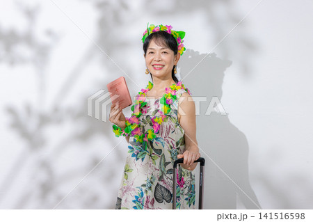 旅行をするシニア女性 141516598