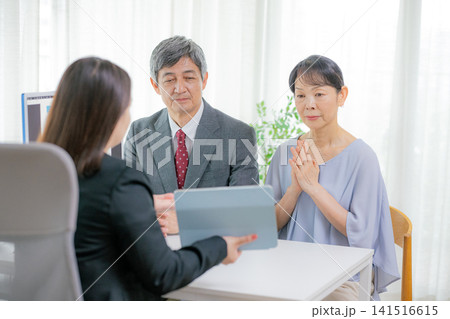 相談するシニア夫婦 相談するシニア夫婦 141516615