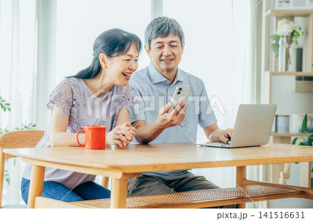 スマホを見るシニア夫婦 スマホを見るシニア夫婦 141516631
