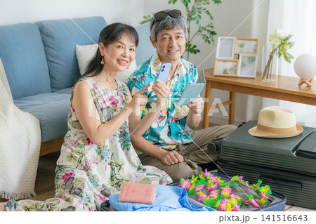 旅行の計画を立てるシニアカップル 旅行の計画を立てるシニアカップル 141516643