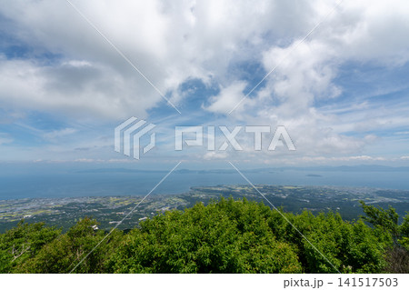 島原半島と海を覆うダイナミックな夏空と白雲の雲仙・仁田峠風景 島原半島と海を覆うダイナミックな夏空と白雲の雲仙・仁田峠風景 141517503