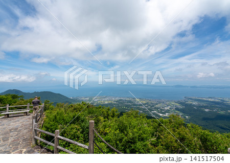 仁田峠展望デッキから島原半島のパノラマ絶景を堪能する風景 長崎 仁田峠展望デッキから島原半島のパノラマ絶景を堪能する風景 長崎 141517504