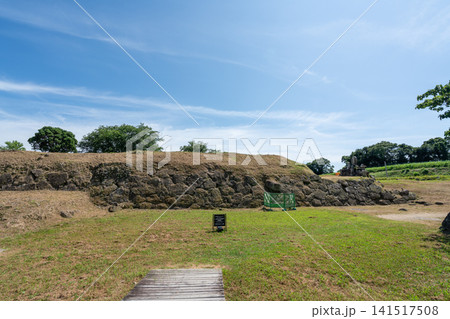 世界遺産・原城跡の本丸石垣跡と青々とした草地風景 長崎 世界遺産・原城跡の本丸石垣跡と青々とした草地風景 長崎 141517508