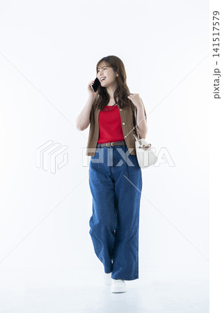 スマホで通話する若い女性 スマホで通話する若い女性 141517579