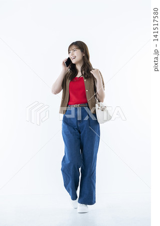 スマホで通話する若い女性 141517580