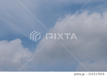 青空に浮かぶ白い雲のシンプルな背景素材 青空に浮かぶ白い雲のシンプルな背景素材 141517659