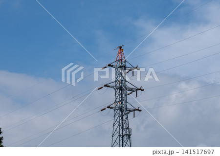 青空を背景にした送電鉄塔と高圧線 青空を背景にした送電鉄塔と高圧線 141517697