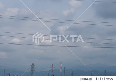 曇り空と山並みに広がる送電線の風景 曇り空と山並みに広がる送電線の風景 141517699