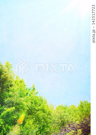 夏の眩しい空と緑の水彩画風の背景 縦 141517723