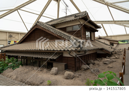 土石流の岩と土砂に埋もれた被災家屋の全景保存展示 長崎 141517805