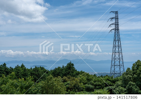 雲仙の深緑の山並みと送電鉄塔・有明海を望む絶景パノラマ 長崎 雲仙の深緑の山並みと送電鉄塔・有明海を望む絶景パノラマ 長崎 141517806