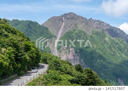 仁田峠循環道路を走る車と迫力の平成新山溶岩ドーム 長崎 仁田峠循環道路を走る車と迫力の平成新山溶岩ドーム 長崎 141517807