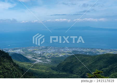 仁田峠より見下ろす水無川の土石流流下跡と島原平野・有明海 長崎 仁田峠より見下ろす水無川の土石流流下跡と島原平野・有明海 長崎 141517819