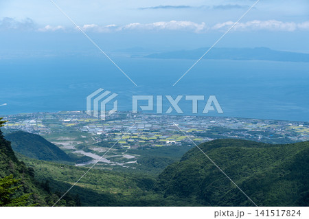 水無川の流下痕とパッチワーク農地・有明海を望む仁田峠の眺望 長崎 水無川の流下痕とパッチワーク農地・有明海を望む仁田峠の眺望 長崎 141517824
