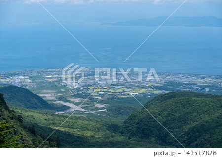 雲仙より見下ろす水無川谷と海岸平野・青い有明海の鳥瞰 長崎 雲仙より見下ろす水無川谷と海岸平野・青い有明海の鳥瞰 長崎 141517826