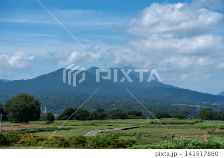 島原の緑豊かな農地と雲を抱く雲仙岳・平成新山の大景観 長崎 島原の緑豊かな農地と雲を抱く雲仙岳・平成新山の大景観 長崎 141517860