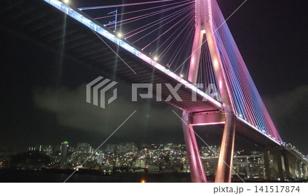 韓国釜山の釜山港大橋の夜景 韓国釜山の釜山港大橋の夜景 141517874