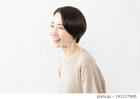 半袖ニット姿の女性　ライフスタイルイメージ 141517900