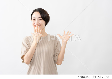 半袖ニット姿の女性　ライフスタイルイメージ 141517928