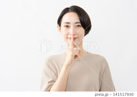半袖ニット姿の女性 ライフスタイルイメージ 半袖ニット姿の女性 ライフスタイルイメージ 141517930