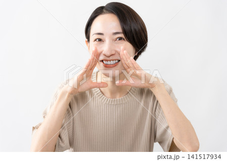 半袖ニット姿の女性 ライフスタイルイメージ 半袖ニット姿の女性 ライフスタイルイメージ 141517934