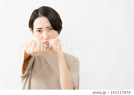 半袖ニット姿の女性 ライフスタイルイメージ 半袖ニット姿の女性 ライフスタイルイメージ 141517978