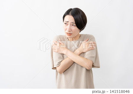 半袖ニット姿の女性 ライフスタイルイメージ 半袖ニット姿の女性 ライフスタイルイメージ 141518046