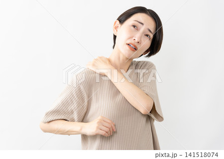 半袖ニット姿の女性 ライフスタイルイメージ 半袖ニット姿の女性 ライフスタイルイメージ 141518074
