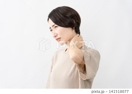 半袖ニット姿の女性 ライフスタイルイメージ 半袖ニット姿の女性 ライフスタイルイメージ 141518077
