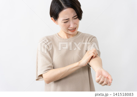 半袖ニット姿の女性 ライフスタイルイメージ 半袖ニット姿の女性 ライフスタイルイメージ 141518083