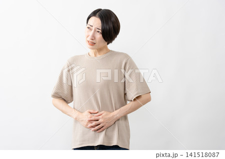 半袖ニット姿の女性 ライフスタイルイメージ 半袖ニット姿の女性 ライフスタイルイメージ 141518087