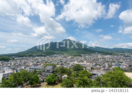 夏空の下に広がる眉山と島原の街並みの鳥瞰風景 夏空の下に広がる眉山と島原の街並みの鳥瞰風景 141518111
