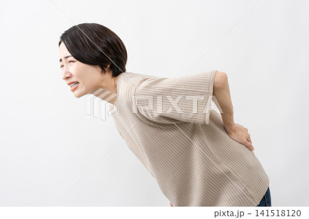 半袖ニット姿の女性　ライフスタイルイメージ 141518120