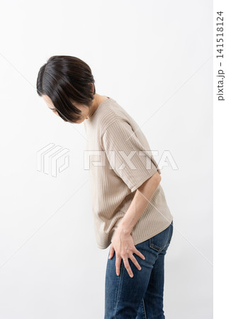 半袖ニット姿の女性 ライフスタイルイメージ 半袖ニット姿の女性 ライフスタイルイメージ 141518124