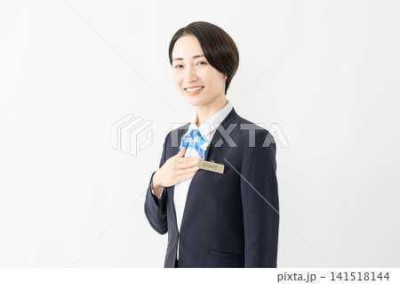 制服を着た受付係の女性　ジョブイメージ 141518144