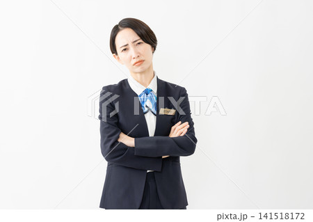 制服を着た受付係の女性　ジョブイメージ 141518172