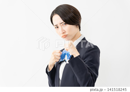 制服を着た受付係の女性　ジョブイメージ 141518245
