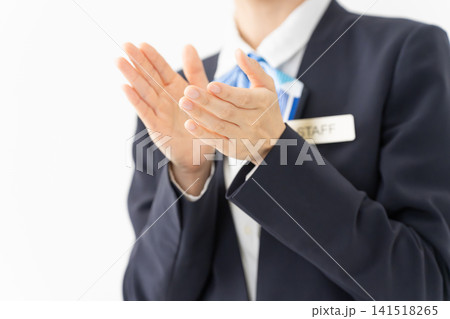 制服を着た受付係の女性　ジョブイメージ 141518265