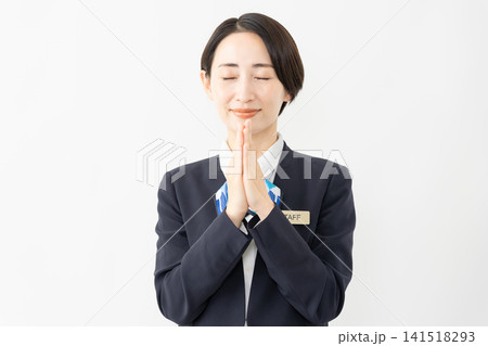 制服を着た受付係の女性　ジョブイメージ 141518293